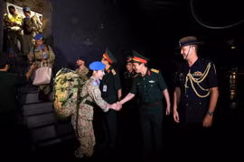 Dirigentes del Departamento de Mantenimiento de la Paz de Vietnam, la Academia de Médica Militar 103 felicitan a la delegación de trabajo del sexto Hospital de campaña de nivel 2 de Vietnam tras completar con éxito su misión de paz en Sudán del Sur. (Fuente: VNA)