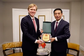 El ministro de Defensa de Vietnam, Phan Van Giang, entrega un regalo al vicesecretario primero del Departamento de Guerra de Estados Unidos, Elbridge A. Colby. (Fuente: VNA)