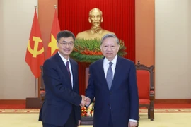 El secretario general del Partido Comunista de Vietnam, To Lam (derecha), y el secretario del Comité del Partido Comunista de China en Guangxi, Chen Gang. (Fuente: VNA)