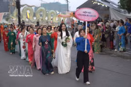 El desfile de la Asociación Cultural del Ao Dai de Vietnam en el programa "Loto en las Calles" del Festival del Loto de Hanoi 2026. (Foto: VNA)