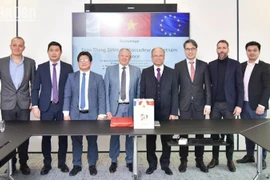 Los delegados de la embajada de Vietnam en Francia y la Cámara de Comercio e Industria de la región Alsacia-Eurométropole (Fuente: nhandan.vn） 