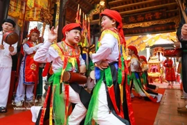 Danza tradicional con hombres disfrazados de mujeres atrae a turistas 