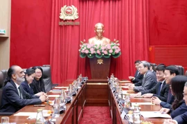 El general Luong Tam Quang, ministro de Seguridad Pública de Vietnam, recibe a Amandeep Singh Gill, secretario general adjunto de las Naciones Unidas (ONU) y enviado especial para la Tecnología. (Fuente: VNA)