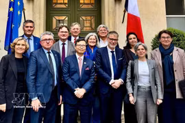 El embajador Trinh Duc Hai y el presidente del Grupo de Parlamentarios de Amistad Francia-Vietnam, Michel Criaud (Fuente: VNA) 