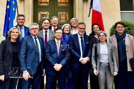 El embajador Trinh Duc Hai y el presidente del Grupo de Parlamentarios de Amistad Francia-Vietnam, Michel Criaud (Fuente: VNA) 