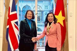 La subsecretaria parlamentaria de Estado en el Ministerio de Asuntos Exteriores, de la Commonwealth y de Desarrollo de Reino Unido, Catherine West, y la viceministra de Relaciones Exteriores de Vietnam, Le Thi Thu Hang. (Fuente: VNA)