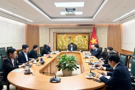 El viceprimer ministro de Vietnam Nguyen Chi Dung, en la sesión de trabajo con el Grupo Seoul Semiconductor. (Fuente: VNA)