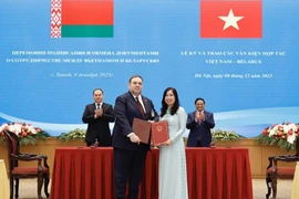 La vicecanciller vietnamita Le Thi Thu Hang y su homólogo belaruso Evgeny Shestakov, en la firma del acuerdo de exención de visa para los titulares de pasaportes ordinarios de ambos países (Fuente: Ministerio de Relaciones Exteriores de Vietnam)