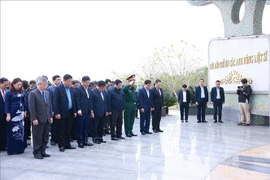 El primer ministro Pham Minh Chinh y la delegación de trabajo rinden homenaje en el Cementerio de Mártires de la provincia de Quang Nam. (Fuente: VNA)