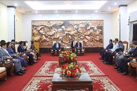 El embajador de Vietnam en Camboya, Nguyen Minh Vu, da la bienvenida a los líderes y miembros de la Junta Permanente del PPC. (Fuente: VNA)