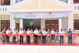 En la ceremonia de inauguración de la Escuela Primaria y Secundaria de la Amistad (Fuente: VNA)