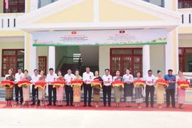 En la ceremonia de inauguración de la Escuela Primaria y Secundaria de la Amistad (Fuente: VNA)