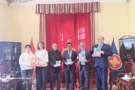 El embajador de Vietnam en Austria, Vu Le Thai Hoang y la familia de la escritora infantil austriaca Mira Lobe. (Fuente: VNA)