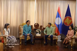 El embajador vietnamita Pham Viet Hung (izquierda) felicita al embajador laosiano Sisavath Inphachanh en ocasión de Bunpimay (Fuente: VNA) 