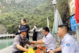 Chequeo de salud para turistas extranjeros en Quang Ninh (Fuente: VNA)
