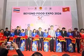 El cónsul general de Vietnam en Khon Kaen, Dinh Hoang Linh, y representantes empresariales cortan la cinta para inaugurar la exposició (Foto: VNA)