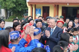 El secretario general del Partido Comunista de Vietnam, To Lam, y el pueblo de la provincia de Hung Yen. (Fuente: VNA)