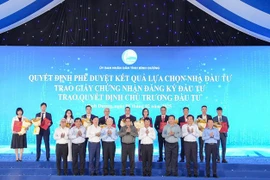 El primer ministro Pham Minh Chinh y los funcionarios del Estado y de la provincia de Binh Duong entregan licencias de registro de inversión a las empresas (Fuente: daibieunhandan.vn)