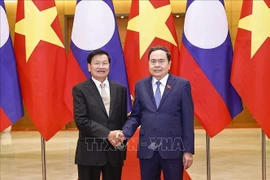 El presidente de la Asamblea Nacional de Vietnam, Tran Thanh Man, (derecha) y el secretario general del Partido Popular Revolucionario de Laos (PPRL) y presidente del país, Thongloun Sisoulith. (Fuente: VNA)