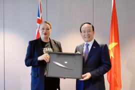El presidente del Consejo Popular de Hanoi, Nguyen Ngoc Tuan y Tory Whanau, alcaldesa de Wellington. (Fuente: VNA)