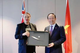 El presidente del Consejo Popular de Hanoi, Nguyen Ngoc Tuan y Tory Whanau, alcaldesa de Wellington. (Fuente: VNA)