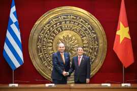 El vicepresidente de la Asamblea Nacional de Vietnam, Nguyen Duc Hai, y el vicepresidente primero del Parlamento de Grecia, Ioannis Plakiotakis. (Fuente: daibieunhandan.vn) 