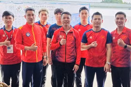 El equipo de tiro vietnamita felicita al tirador Ha Minh Thanh (segundo del derecho) (Fuente: baogiaothong.vn) 