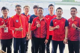 El equipo de tiro vietnamita felicita al tirador Ha Minh Thanh (segundo del derecho) (Fuente: baogiaothong.vn) 