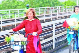 Stella Ciorra en un programa de ciclismo para promover el patrimonio del ao dai vietnamita (Fuente: nhandan.vn) 