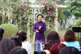 Ngo Phuong Ly, esposa del secretario general del Partido Comunista de Vietnam, To Lam, habla en la reunión. (Foto: VNA)