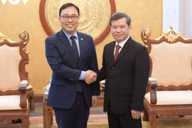 El presidente del Tribunal Popular Supremo de Vietnam, Le Minh Tri, y el embajador de Corea del Sur en Hanoi, Choi Young Sam. (Fuente: VNA)