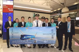 La primera tripulación de vuelo de Ciudad Ho Chi Minh a Hong Kong cuando se reabrió la ruta. (Fuente: VNA)