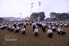 Artesanos con trajes tradicionales interpretan el gong Muong durante el festival Khai Ha, celebrado en la comuna de Muong Bi, provincia de Phu Tho, el 24 de febrero de 2026 (octavo día del primer mes lunar (Fuente: VNA)