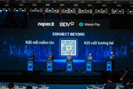 En la ceremonia de anuncio de la ampliación de los servicios de pago QR transfronterizos entre Vietnam y China. (Foto: NAPAS)