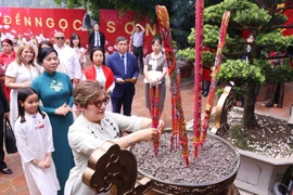 Lasdos primeras damas ofrecen inciensos en el Templo de Ngoc Son (Fuente: VNA)