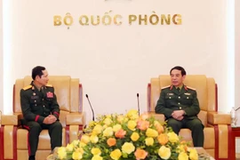 El ministro vietnamita de Defensa, general Phan Van Giang, (derecha) y el teniente general Saichay Kommasith, viceministro de Defensa y Jefe del Estado Mayor del Ejército Popular de Laos. (Fuente: VNA)