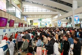 Pasajeros esperan para realizar los trámites de vuelo en el Aeropuerto Internacional Noi Bai de Hanoi. (Foto: NVA)