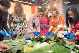 Los jóvenes participan en la elaboración del banh chung (Fuente: VNA)