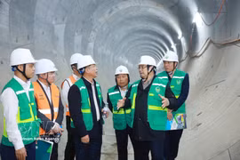 El primer ministro Pham Minh Chinh inspecciona el sitio de obras del proyecto, en el tramo del túnel de la estación S11 Van Mieu. (Fuente: VNA)