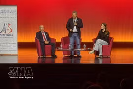 Nguyen Hai Nam, presidente de ABVietFrance (medio) conversa sobre el tema "Vietnam Hoy" (Fuente: VNA)