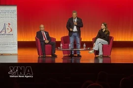 Nguyen Hai Nam, presidente de ABVietFrance (medio) conversa sobre el tema "Vietnam Hoy" (Fuente: VNA)