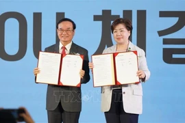 La firma del acuerdo entre la Universidad de Dong A y INK. (Fuente: VNA)