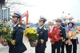 Transportan regalos a la isla de Ly Son. (Fuente: VNA)