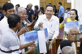 El presidente de la Asamblea Nacional de Vietnam, Tran Thanh Man, entrega regalos a los pobladores de Tra Vinh. (Fuente: VNA)