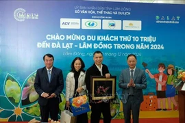 Líderes del Comité Popular de la provincia de Lam Dong entrega regalos al turista número 10 millones del año que llega a Da Lat - Lam Dong en 2024, Nguyen Dang Dung, procedente de Hanoi. (Fuente: VNA) 