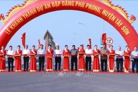 El primer ministro Pham Minh Chinh y los delegados en la ceremonia de inauguración de la presa de Phu Phong en la provincia de Binh Dinh (Fuente: VNA)