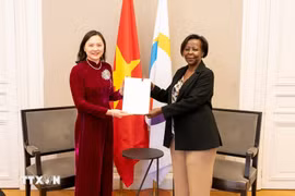La embajadora Nguyen Thi Van Anh presenta sus cartas credenciales a la secretaria general de la Organización Internacional de la Francofonía (OIF), Louise Mushikiwabo . (Fuente: VNA)
