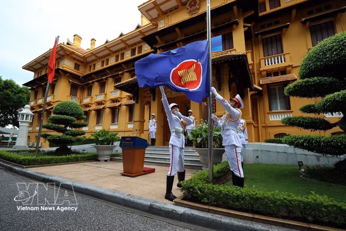 La ceremonia de izado de la bandera de la ASEAN (Foto: VNA)
