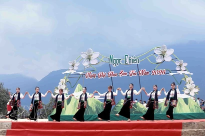 Amplia concurrencia de habitantes de diversos grupos étnicos de la comuna y visitantes al Festival de la Flor de Son Tra. (Foto: VNA)