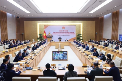 El primer ministro Pham Minh Chinh preside una conferencia en línea con embajadores y jefes de las oficinas de representación de Vietnam en el exterior (Foto: VNA)